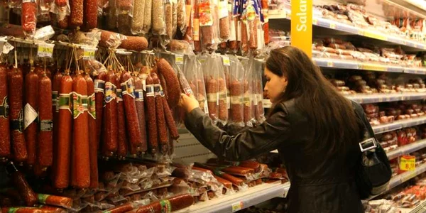 Cumpărătorii se pot înşela uşor asupra calităţii mărfurilor înghesuite pe rafturi.
