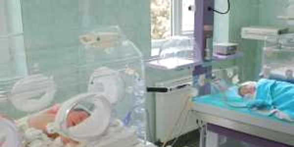 Cei doi bebeluşi au fost încurcaţi la Maternitate din cauza etichetei puse greşit la scutece