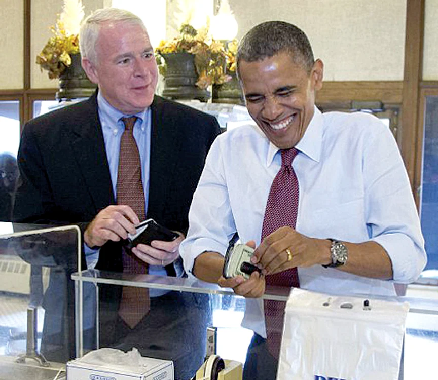 
    Barack Obama a făcut senzaţie când şi-a cumpărat un cârnat  