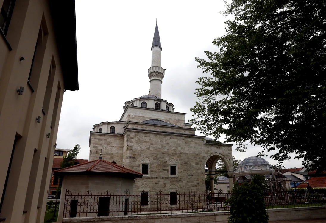 Moscheea Ferhadija din Banja Luka (Bosnia) a fost redeschisă în 2016, după ce a fost renovată inclusiv cu ajutorul financiar al guvernului turc Foto: EPA