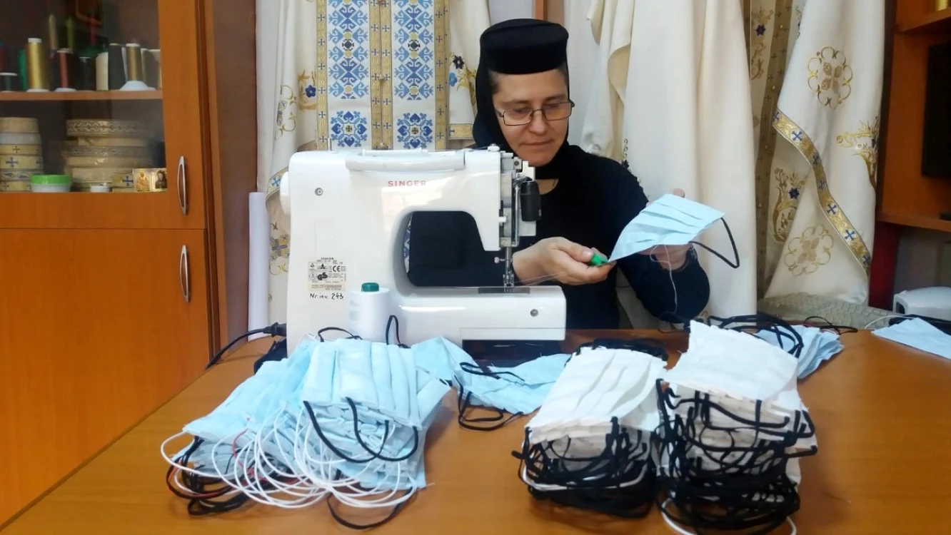 Măicuţă confecţionând măşti de protecţie FOTO ADJ