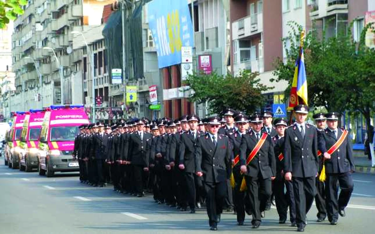 Angajaţii Inspectoratului pentru Situaţii de Urgenţă s-au gătit de gală şi au defilat azi prin centrul Bacăului