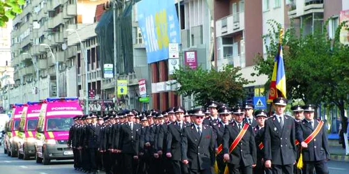 Angajaţii Inspectoratului pentru Situaţii de Urgenţă s-au gătit de gală şi au defilat azi prin centrul Bacăului