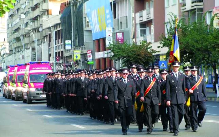 Angajaţii Inspectoratului pentru Situaţii de Urgenţă s-au gătit de gală şi au defilat azi prin centrul Bacăului