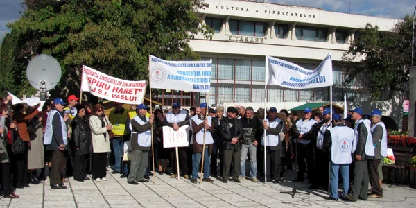 Cadrele didactice au protestat în faţa Prefecturii