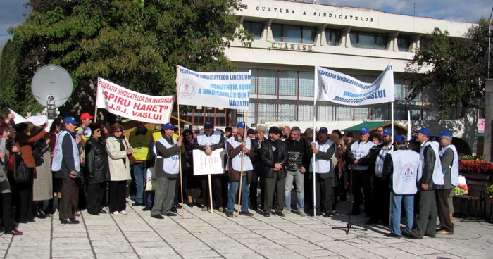 Cadrele didactice au protestat în faţa Prefecturii