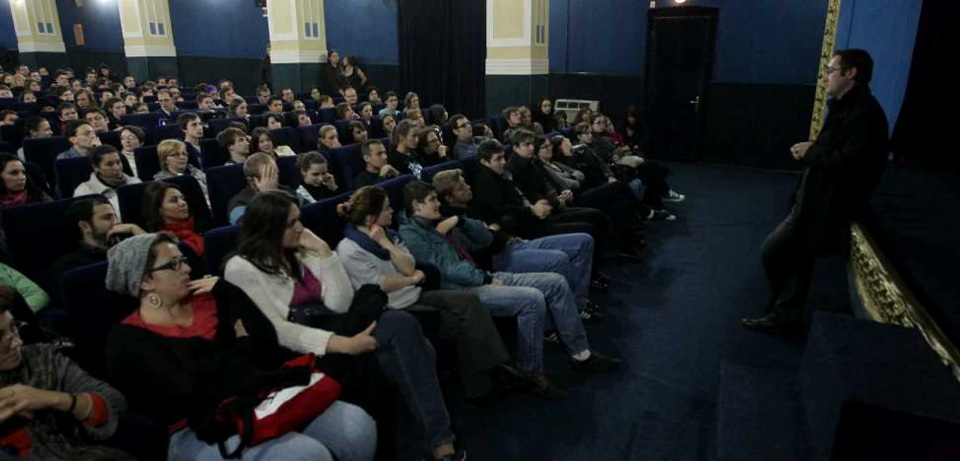 Tudor Giurgiu a povestit câteva minute cu studenţii în cinema "Arta"