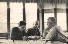 Mihail Sadoveanu, la o partidă de șah cu Pitu Pop (©MUZEUL „MIHAIL SADOVEANU” IAȘI)
