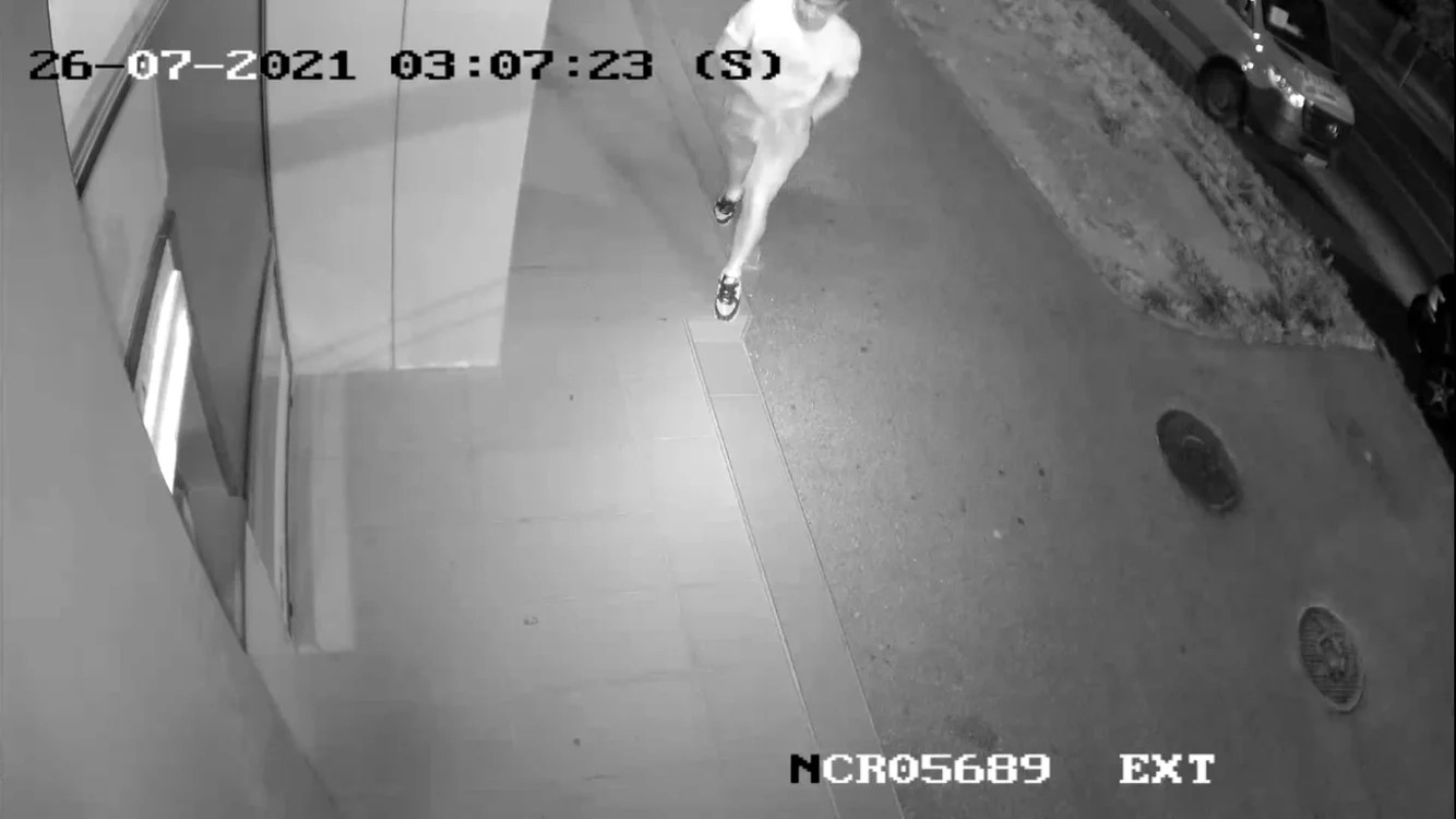 Suspect într-un caz de furt din Sibiu surprins pe camerele de luat vederi ale unui bancomat Foto Poliţia Sibiu