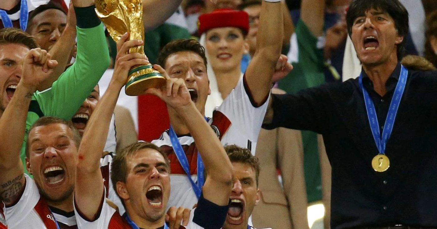 Philipp Lahm cu trofeul FOTO Reuters