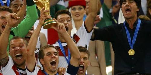 Philipp Lahm cu trofeul FOTO Reuters