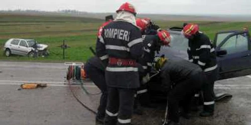 Angajaţii de la ISU intervin într-un accident mortal petrecut în apropiere de Vlădeni