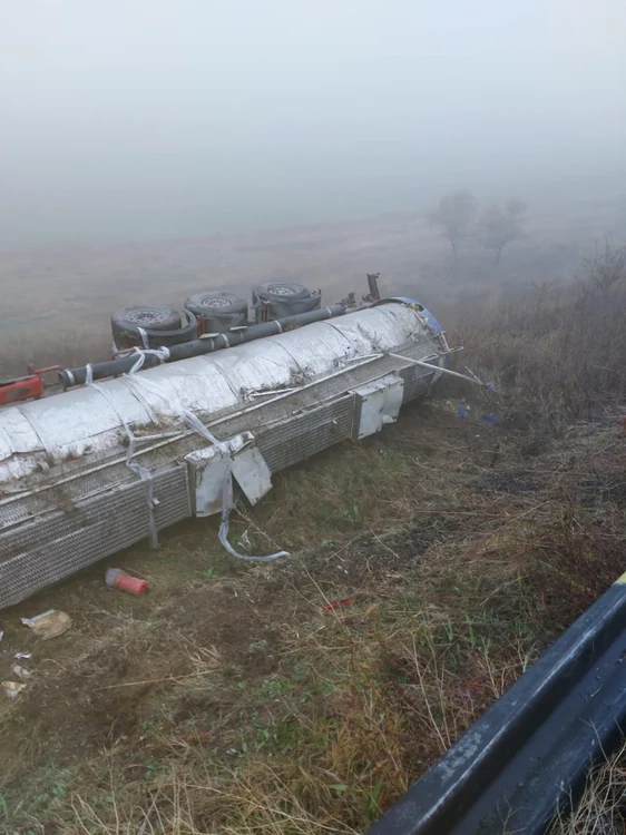 Accidentul în urma căruia autocisterna s-a răsturnat s-a petrecut miercuri-dimineaţă, 3 noiembrie 2021