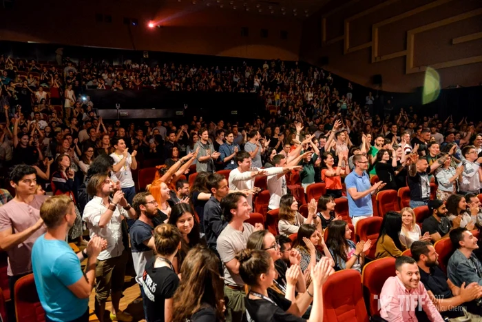 Spectatorii prezenţi la documentarul despre manele au dansat la concertul de după. FOTO: NIcu Cherciu