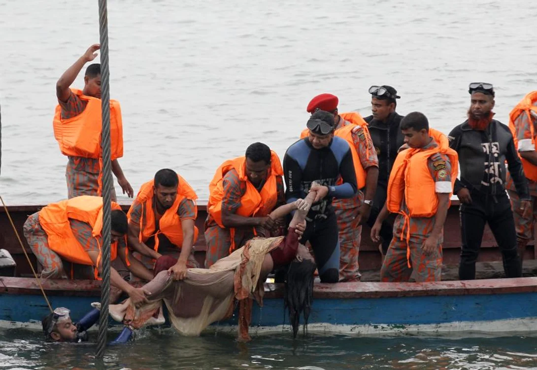 Echipele de salvare se străduiesc să recupereze cât mai repede corpurile victimelor. (Foto: Reuters)