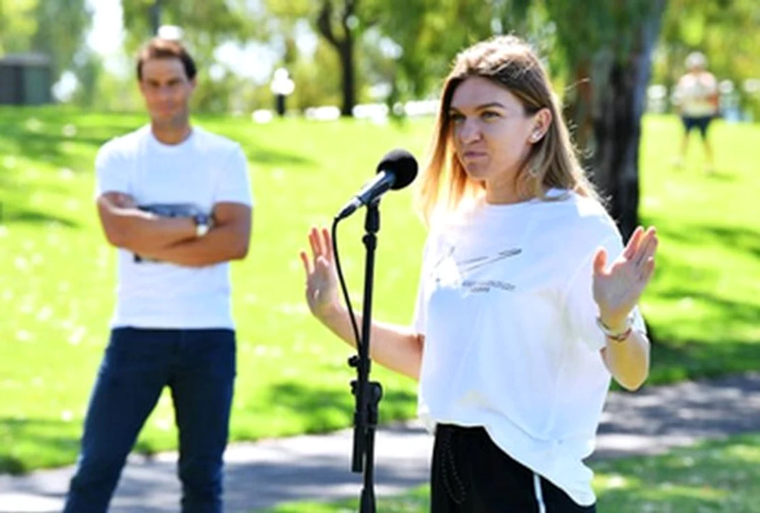 
    Simona Halep vorbește sub privirile lui NadalFoto: Guliver/ GettyImages  