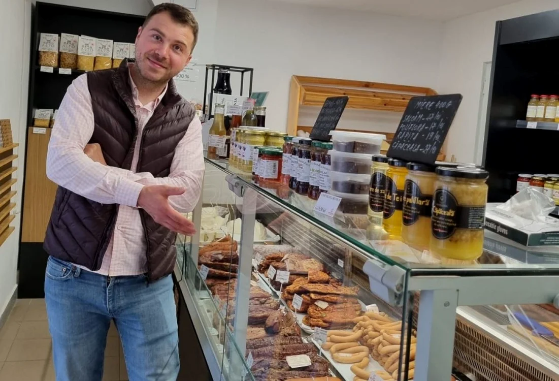 Bogdan Petre alături de preparatele sale din carne FOTO arhiva personală