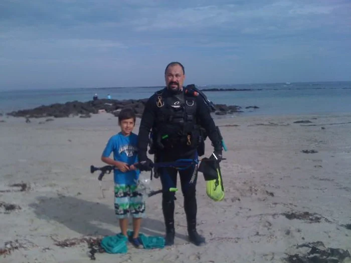 Stefan Chirilă alături de fiul său, Daniel, inaintea unei sesiuni de scufundări