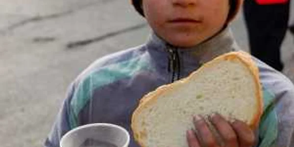 Nevoiaşii vor primi ceai cald şi o felie de pâine cu untură