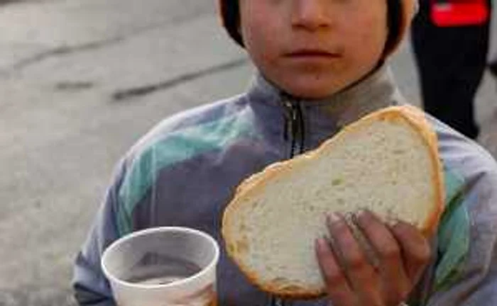 Nevoiaşii vor primi ceai cald şi o felie de pâine cu untură