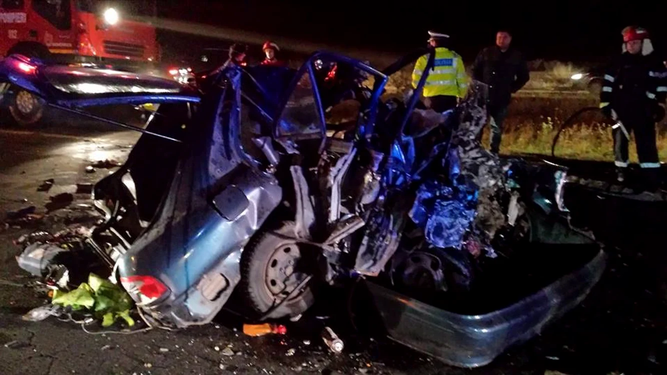 Autoturismul kamikaze al lui George Dumitru s-a făcut "acordeon". 