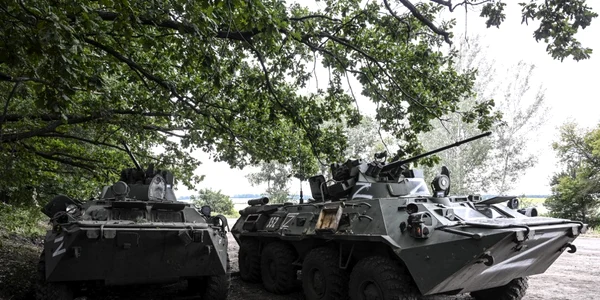 Tancuri rusesti BTR-80 abandonate in Harkov FOTO AFP