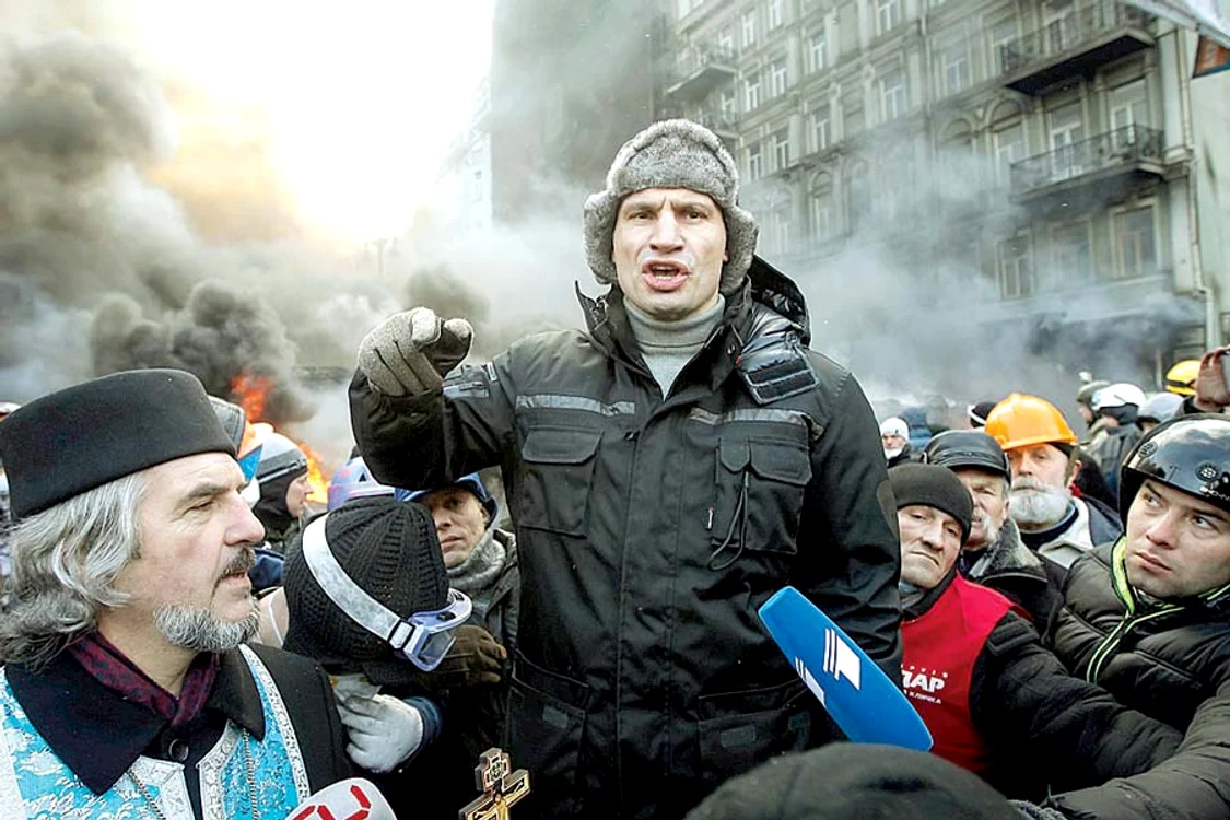 Manifestanţii au  format baricade de foc (Fotografii: reuters)