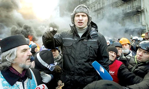 Manifestanţii au  format baricade de foc (Fotografii: reuters) jpeg