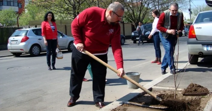 Primarul Cristian Popescu Piedone a participat la plantarea a 200 de platani în sectorul 4 FOTO Primăria Sectorului 4