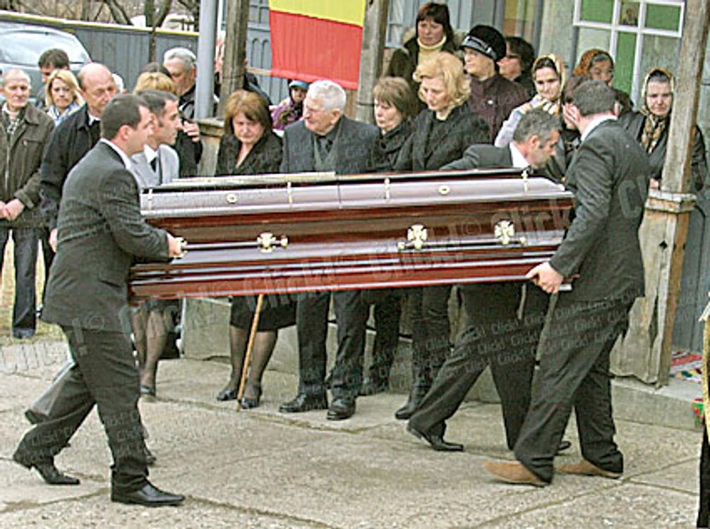 Sicriul a fost adus  la biserica Sfânta Treime  ieri, în jurul orei 12.00