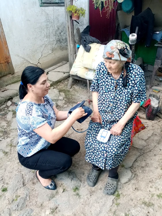 Asistentele medicale comunitare vizitează bătrânii FOTO Aamc Botoșani