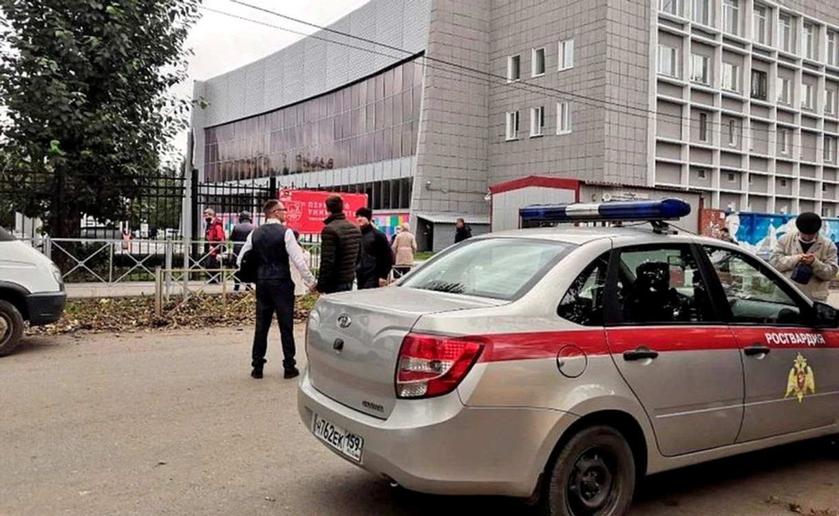 
    Studenții au sărit pe geamuri pentru a se salva  