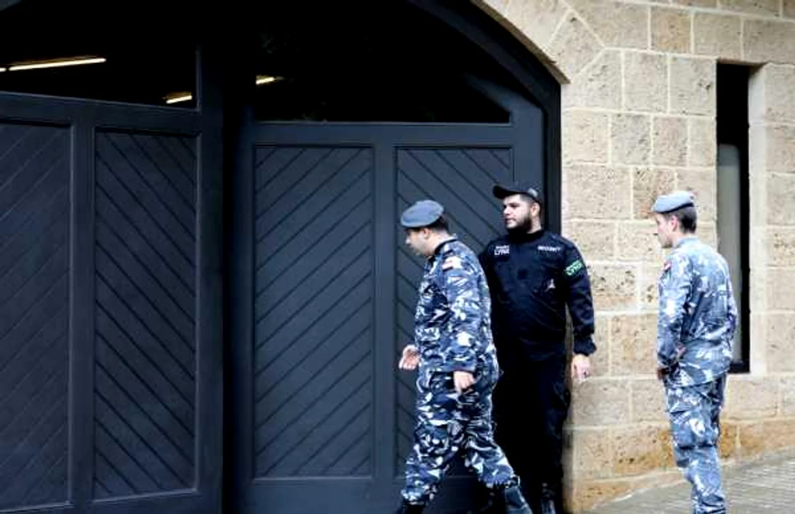 Membri ai forţelor de securitate libaneze stau în faţa casei în care s-ar afla Carlos Ghosn FOTO AFP 