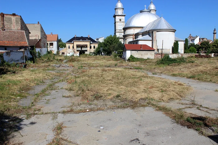 Terenul se află în mijlocul oraşului, la doi paşi de parcul central - foto:voceatransilvaniei
