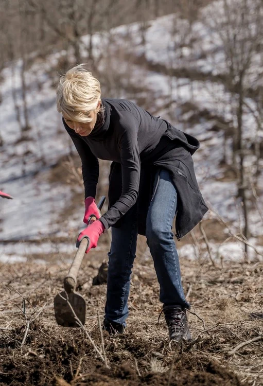 
    Raluca Turcan a fost fotografiată într-o remorcă, alături de alte persoane, nepurtând masca de protecție Sursă foto: Arhivă personală   