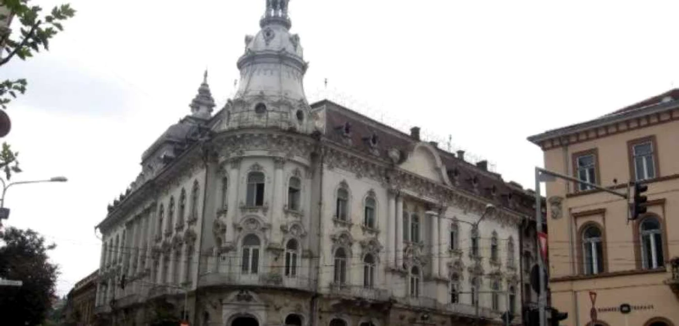 Hotelul Continental era în lăsat în paragină de mai mulţi ani. FOTO: Adevărul