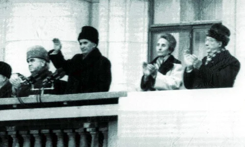 Calendar 21 decembrie: 1989   Mitingul de susținere convocat de Nicolae Ceaușescu la București a scăpat de sub control, marcând începutul sfârșitului dictaturii comuniste în România jpeg