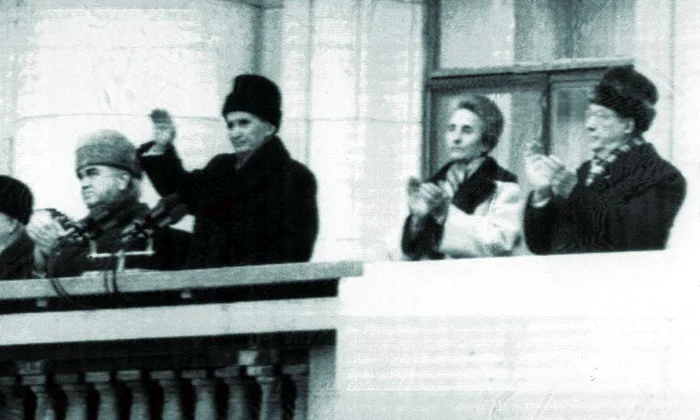 Calendar 21 decembrie: 1989   Mitingul de susținere convocat de Nicolae Ceaușescu la București a scăpat de sub control, marcând începutul sfârșitului dictaturii comuniste în România jpeg