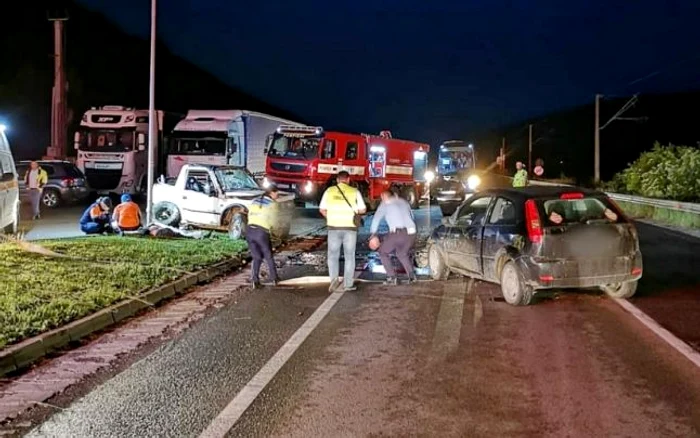 Două maşini s-au ciocnit la ieşire din Gura Humorului. FOTO: ISU Suceava