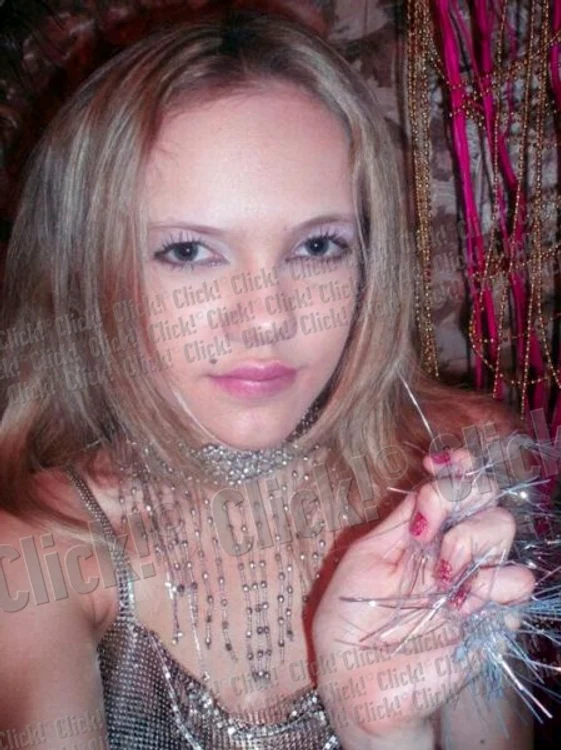 Tânăra este dependentă de operaţii estetice