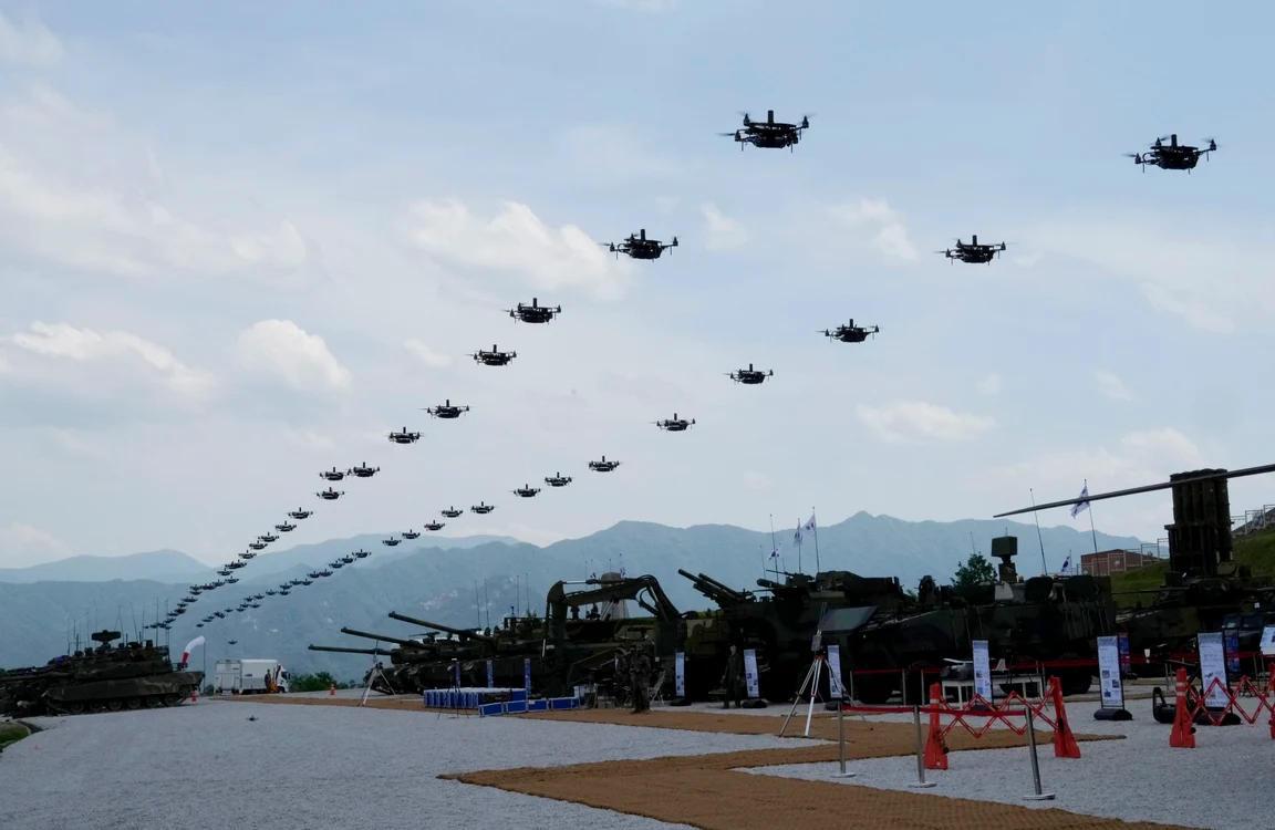 Drone zburând în formație ale Armatei sud-coreene, la un exercițiu cu US Army Foto Profimedia