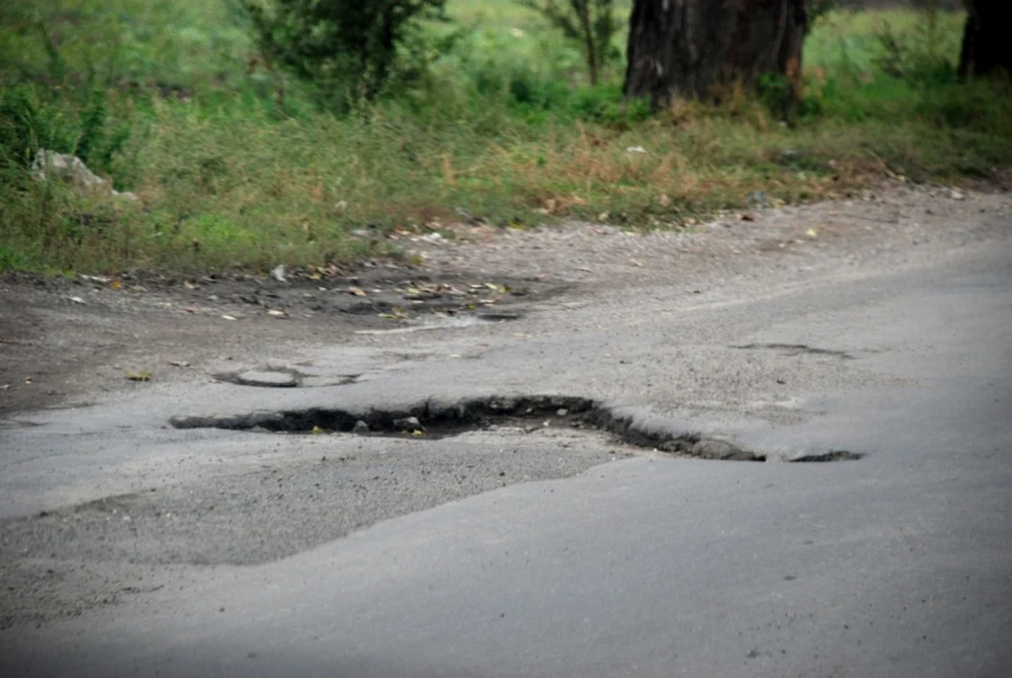 În multe zone din Brăila este nevoie de intervenţia urgentă a unei firme de asfaltări   FOTO Florentin Coman