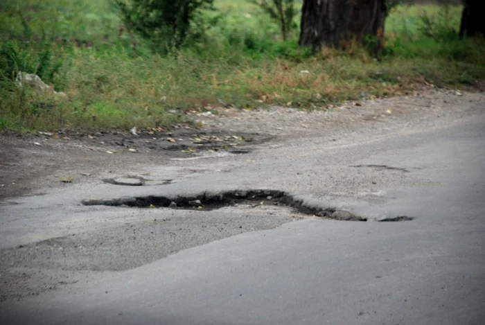 În multe zone din Brăila este nevoie de intervenţia urgentă a unei firme de asfaltări FOTO Florentin Coman