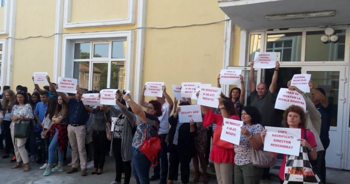 Protest la o şcoală din Timişoara FOTO D.Dancea