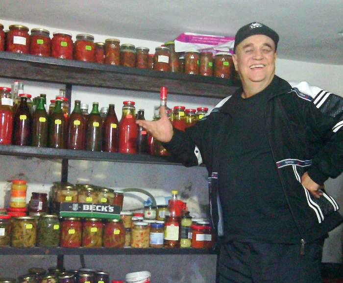 
    Benone Sinulescu a avut mereu cămara plină de conserve  