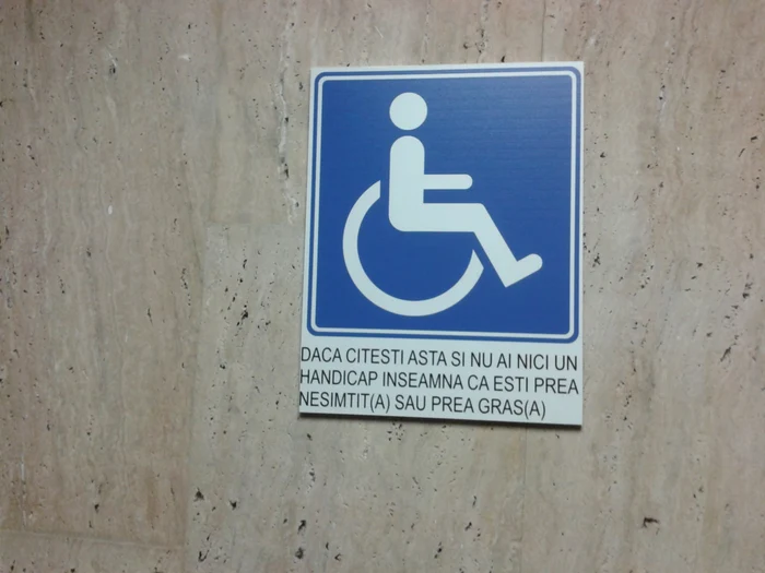 Indicator din liftul de la metrou dedicat persoanelor cu dizabilităţi