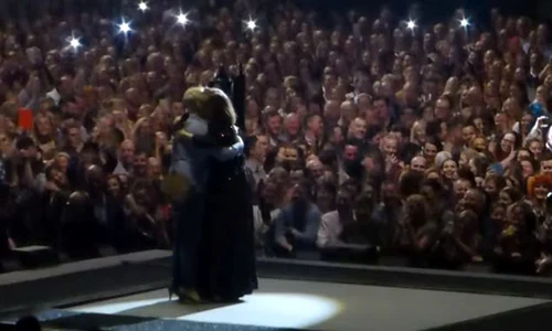 Adele și a ajutat fana să și ceară iubitul de soț jpeg