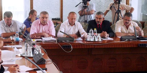 Consilierul județean Ioan Nistor (dreapta) 