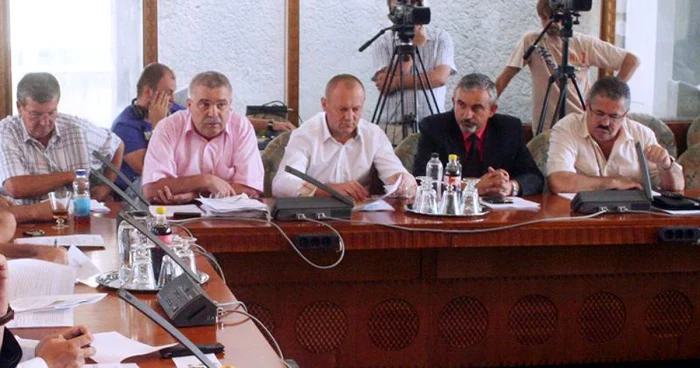 Consilierul județean Ioan Nistor (dreapta) 