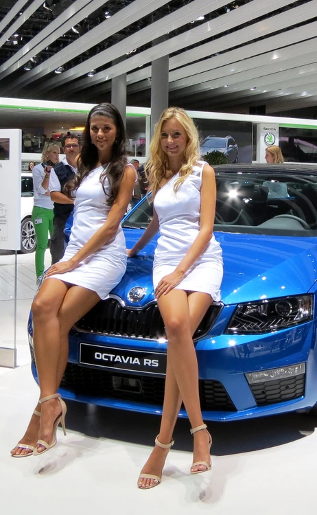 Duelul fotomodelelelor la salonul auto de la Frankfurt